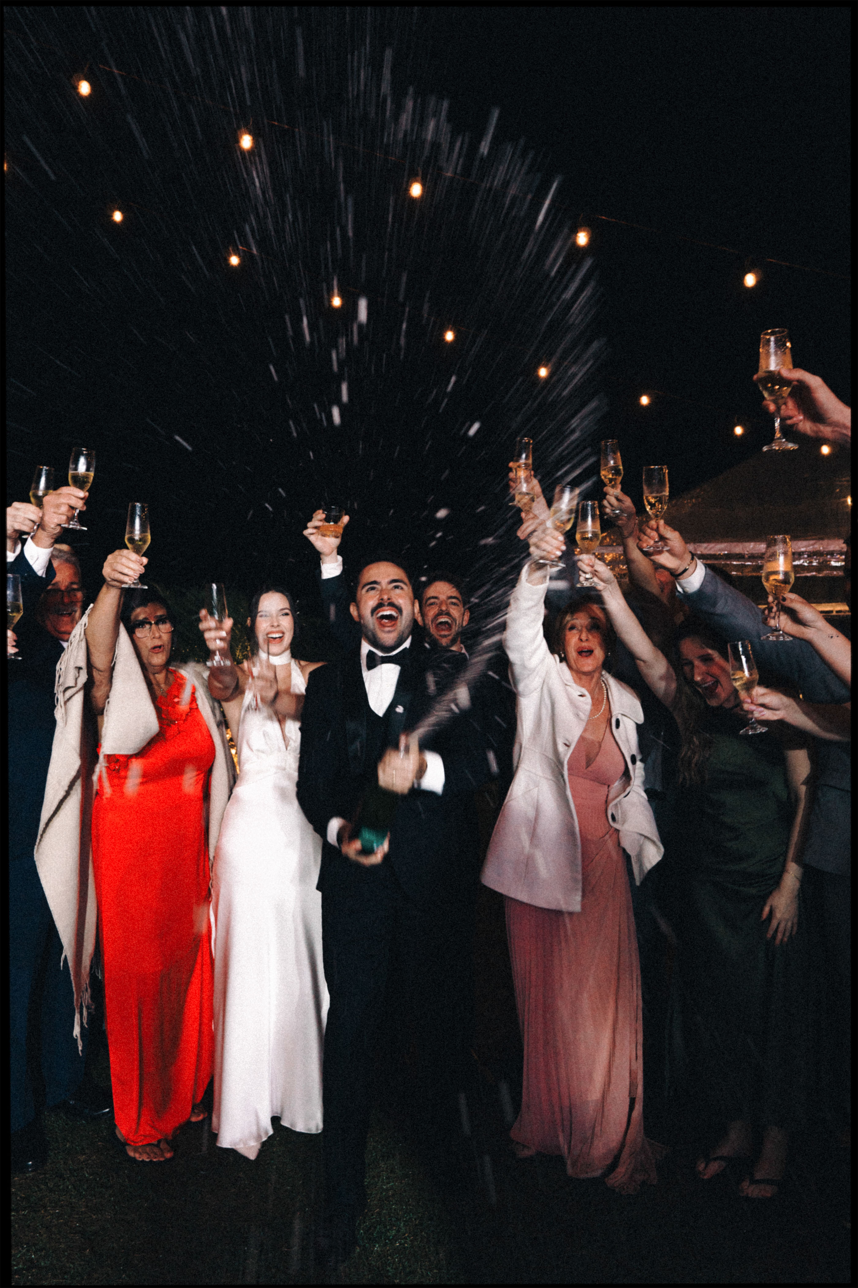 Brinde com champagne durante a festa de casamento